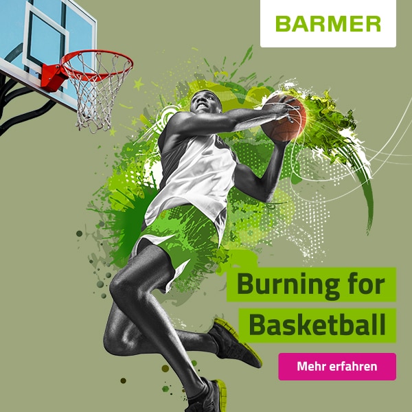 Basketballspieler beim Sprungwurf mit grünem Splash-Design und "Burning for Basketball"-Text.