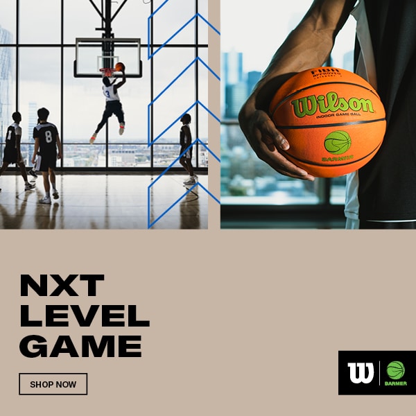 Wilson Basketball in Hand, Spieler beim Training in moderner Halle mit Stadtblick.