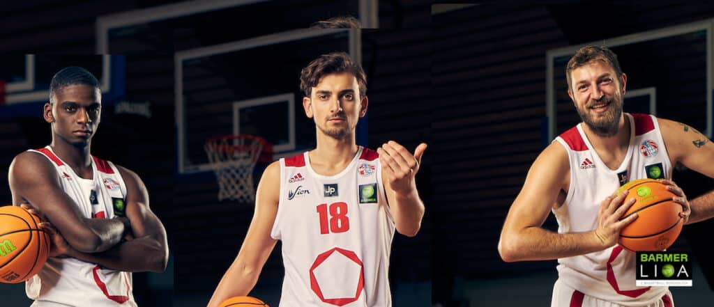 Drei Basketballspieler der RheinStars Köln posieren mit Bällen in der Halle.