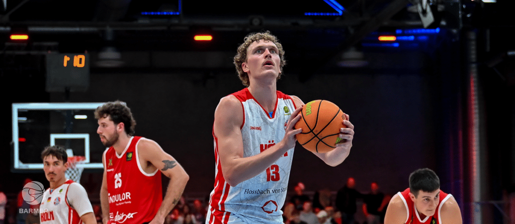 Basketballspieler der RheinStars Köln beim Freiwurf in der Halle.