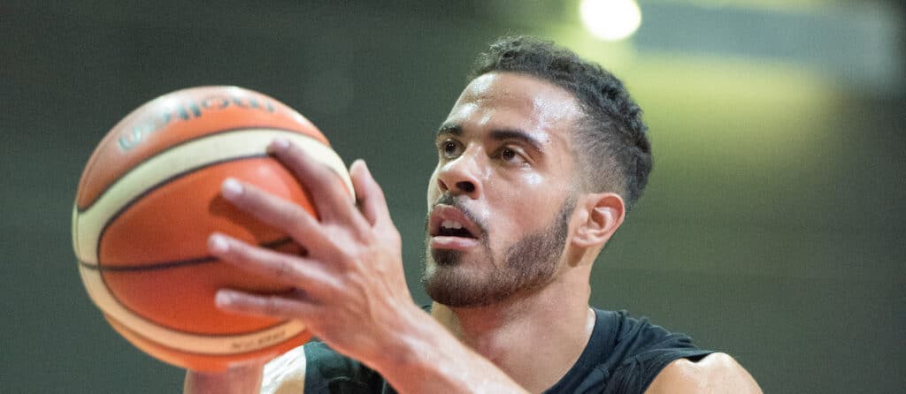 Basketballspieler der RheinStars Köln beim Freiwurftraining mit konzentriertem Blick.
