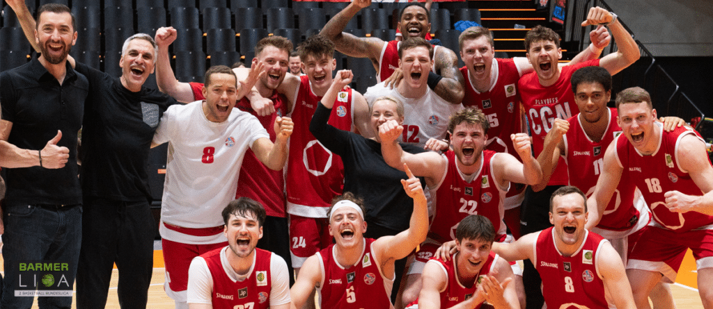 Basketballteam RheinStars Köln jubelt gemeinsam in der Halle.