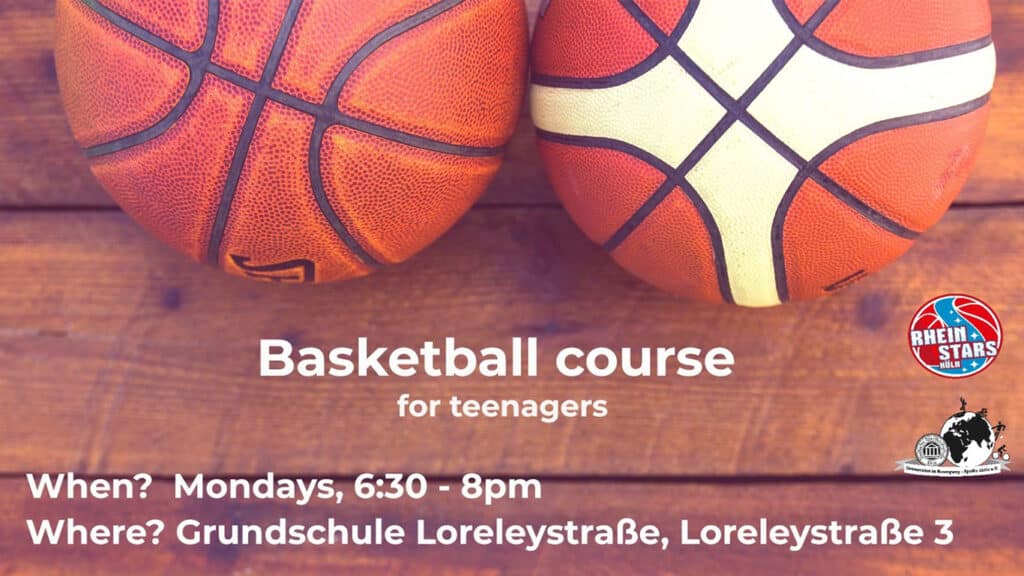 Basketbälle auf Holzparkett mit Ankündigung eines Basketballkurses der RheinStars Köln für Teenager montags 18:30-20 Uhr.