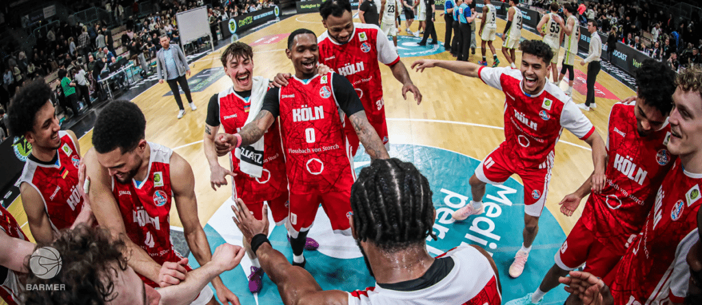 Basketballteam RheinStars Köln jubelt nach Spielende auf dem Parkett.