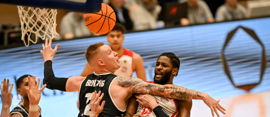 Basketball-Spieler der RheinStars Köln springt zum Ball auf.