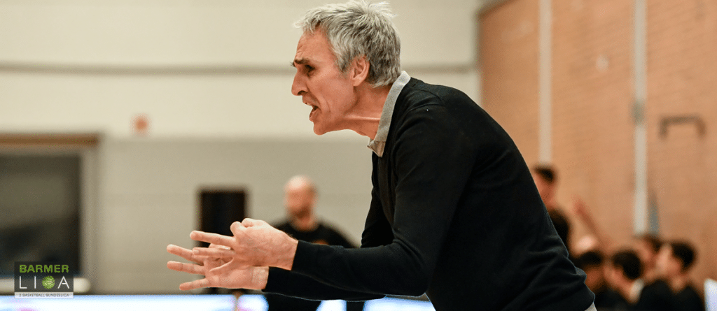 Trainer gestikuliert während Basketballtraining der RheinStars Köln in Sporthalle.