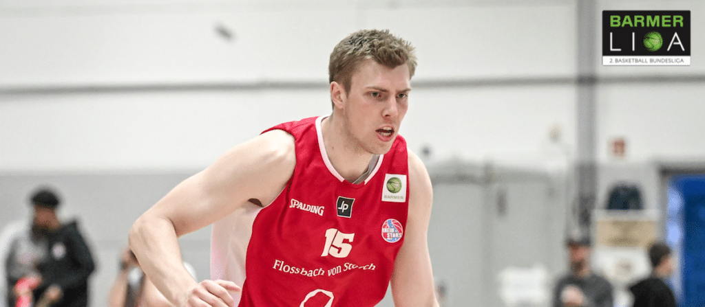 Basketballspieler der RheinStars Köln in rotem Trikot Nummer 15 während eines Spiels in der Barmer Liga.