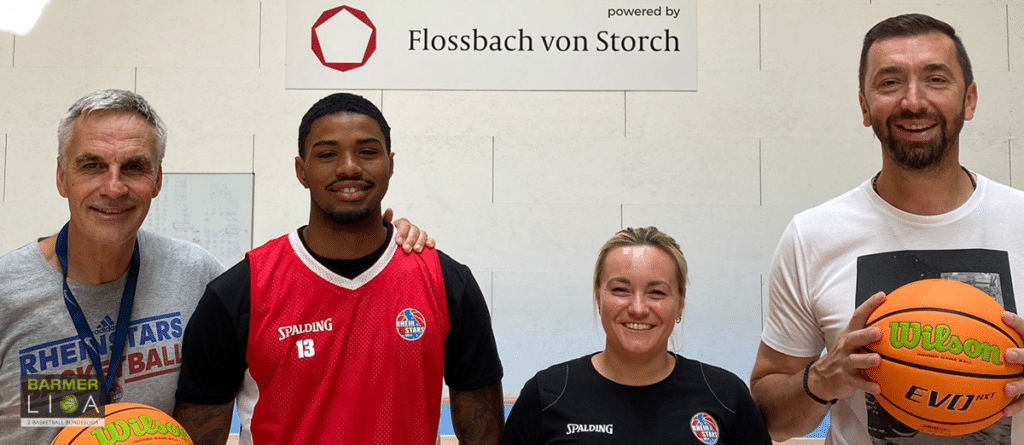 Vier Personen der RheinStars Köln halten Basketbälle vor einer Wand mit Flossbach von Storch Logo.