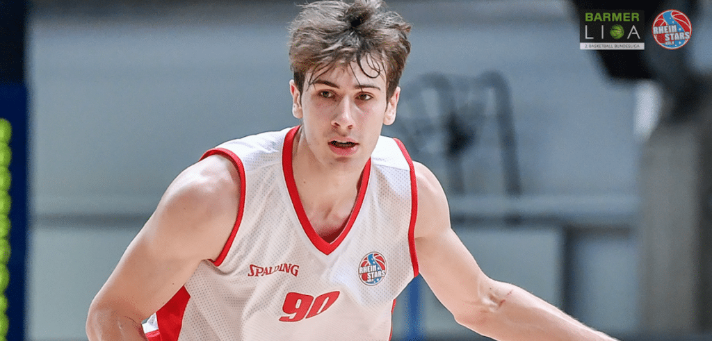 Junger Basketballspieler der RheinStars Köln in weißem Trikot mit Nummer 90 während eines Spiels.
