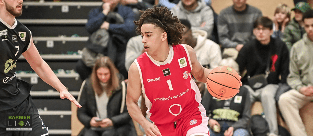Basketballspieler der RheinStars Köln in rotem Trikot mit Nummer 1 dribbelt während eines Spiels.