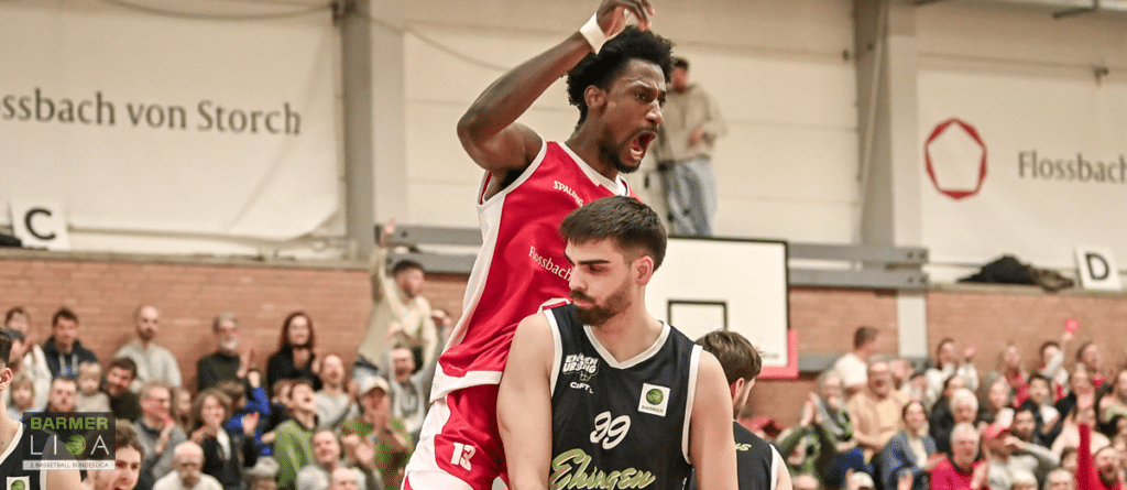 Basketballspieler der RheinStars Köln jubelt nach erfolgreicher Aktion in der Halle.