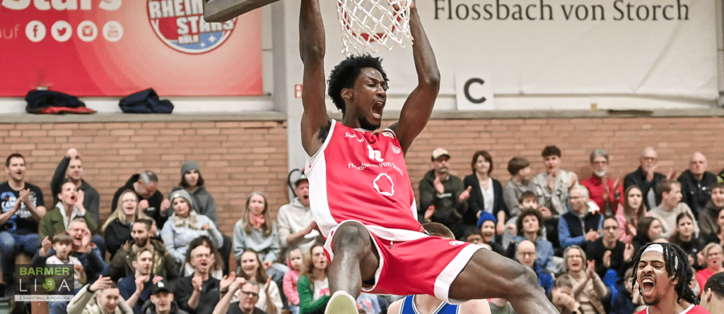 Basketballspieler der RheinStars Köln dunked beim Heimspiel vor Publikum.