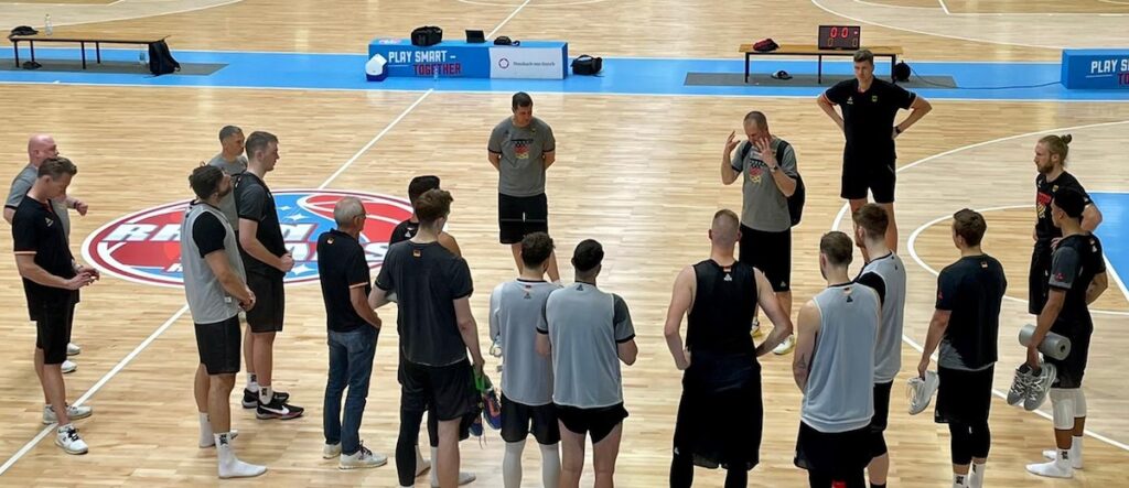 Basketballtraining der RheinStars Köln in einer Sporthalle mit Spielern in grauer und schwarzer Trainingskleidung.