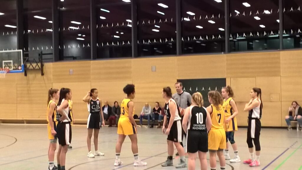 Basketballteams der RheinStars Köln während einer Trainingseinheit in der Sporthalle.