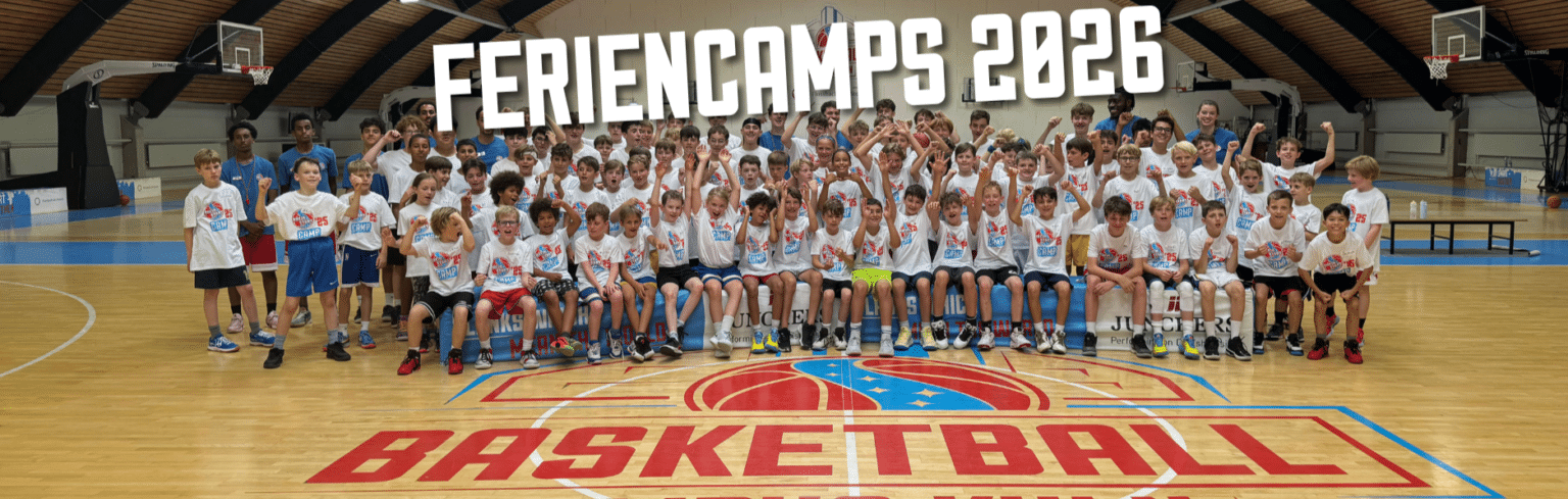 Große Gruppe von Kindern und Jugendlichen der RheinStars Köln beim Feriencamp 2026 in einer Basketballhalle.
