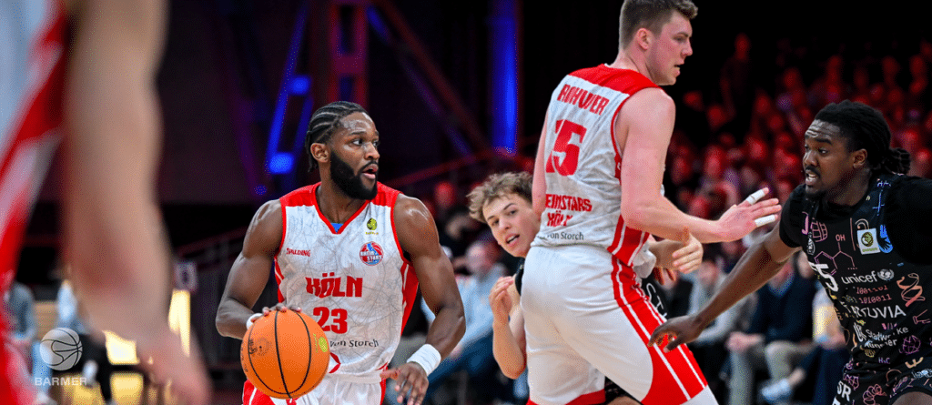 RheinStars Köln Basketballspieler Nummer 23 mit Ball während Heimspiel vor Publikum.