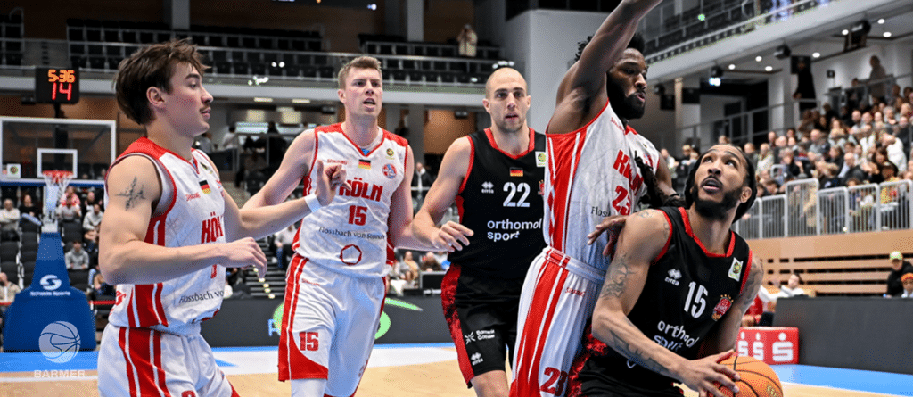 Basketballspieler der RheinStars Köln während eines Heimspiels in der Arena.