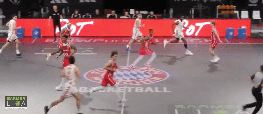 Basketballspiel der RheinStars Köln gegen Team in Rot auf Heimatparkett.