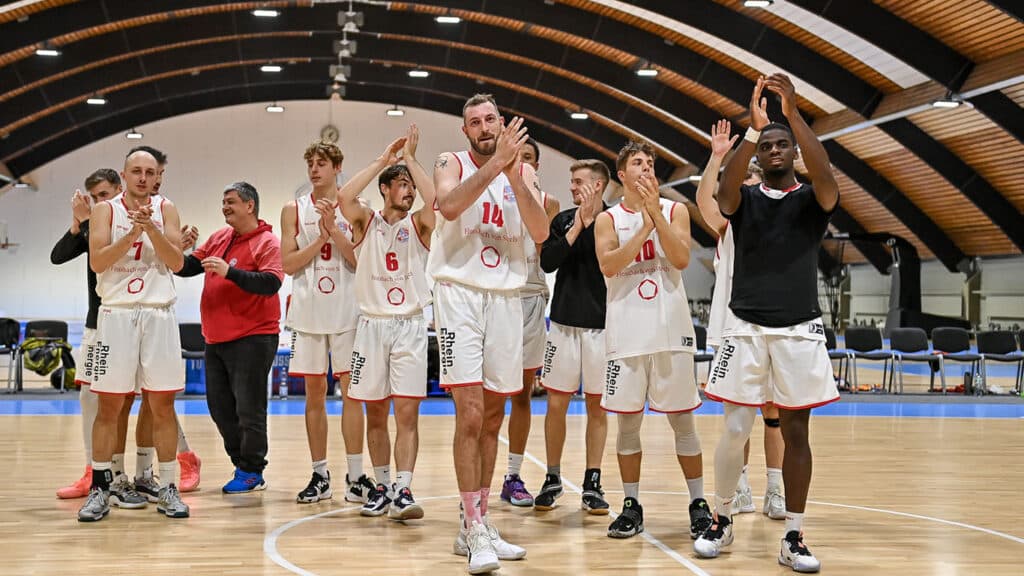 RheinStars Köln Basketballteam applaudiert zusammen in der Sporthalle.