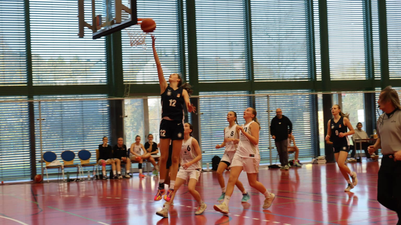 Basketballspiel der RheinStars Köln: Spielerin Nummer 12 in schwarzem Trikot springt zum Wurf.