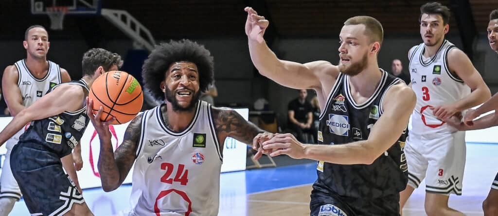 Basketballspieler der RheinStars Köln in weißen Trikots während eines Spiels.