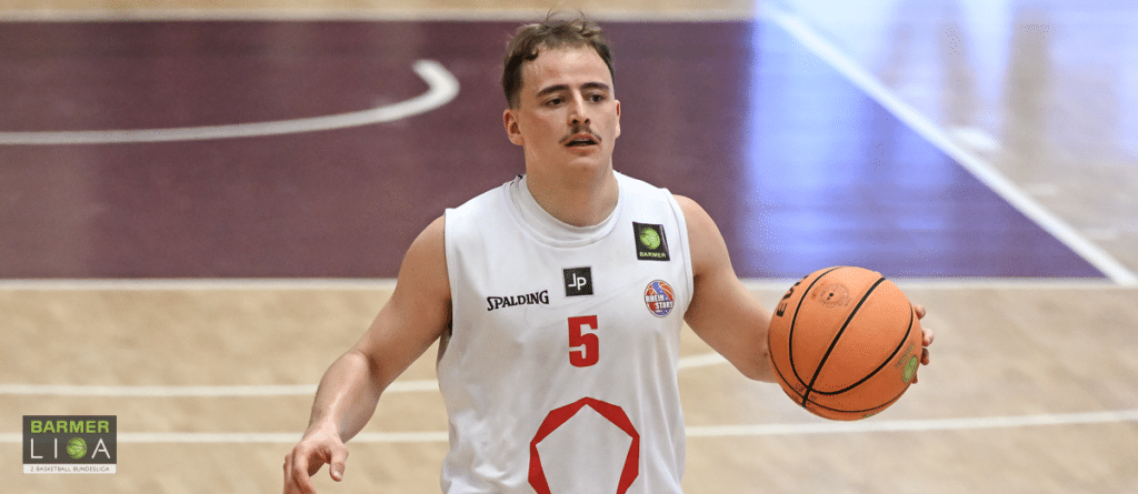 Basketballspieler der RheinStars Köln mit Nummer 5 hält Ball in der Hand.