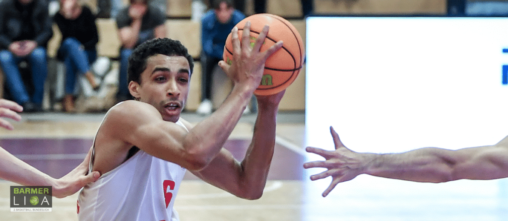 Basketballspieler der RheinStars Köln mit Nummer 6 beim Passspiel während eines Heimspiels.