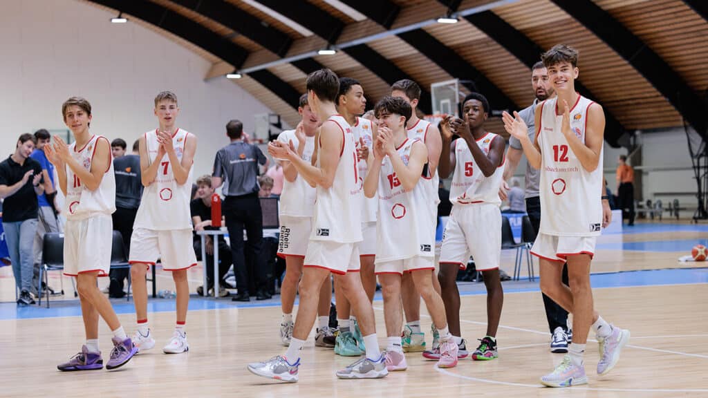 RheinStars Köln Basketballmannschaft applaudiert nach Spiel in Sporthalle.