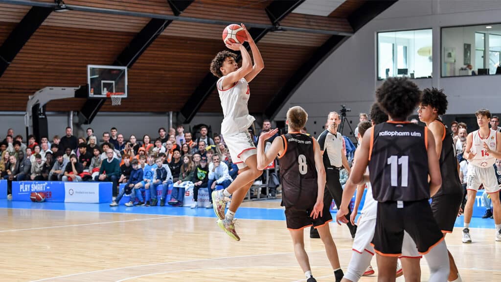 Basketballspielerin der RheinStars Köln springt zum Wurf während eines Heimspiels in der Sporthalle.