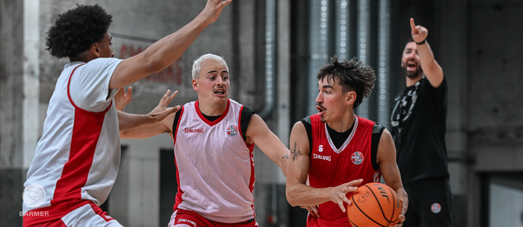 RheinStars Köln Basketballspieler jubeln während eines Spiels in der Halle.