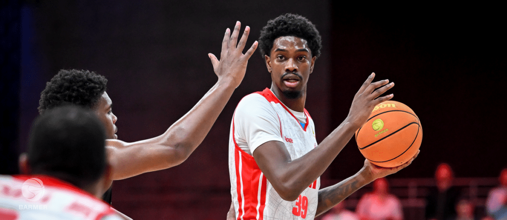 Basketballspieler der RheinStars Köln hält Ball und gestikuliert während eines Spiels.