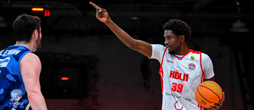 Basketballspieler der RheinStars Köln mit Nummer 39 deutet während eines Spiels.