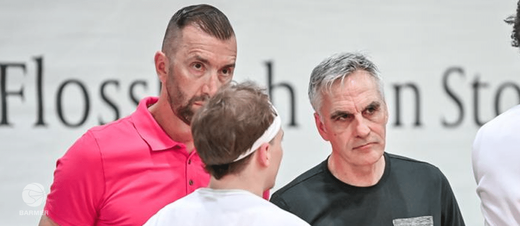 Drei Männer bei einer Veranstaltung der RheinStars Köln in diskussiver Pose.