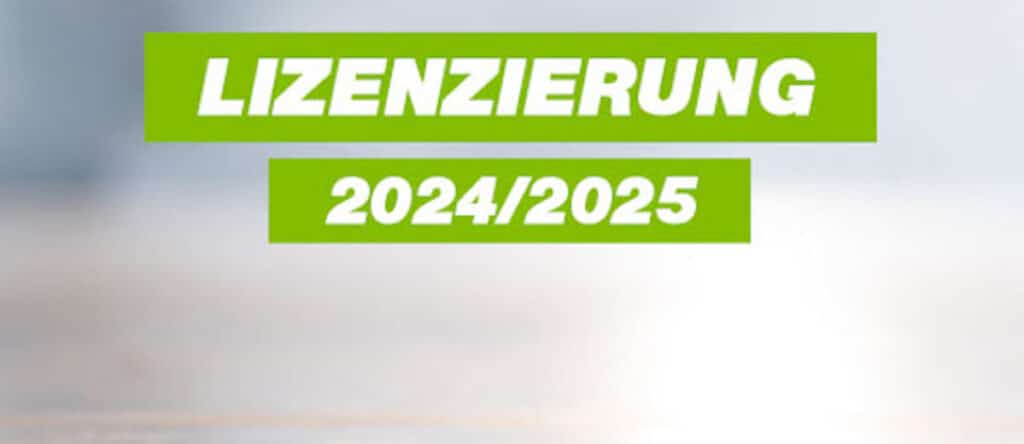 Zwei grüne Balken mit weißer Schrift zeigen "LIZENZIERUNG" und "2024/2025".