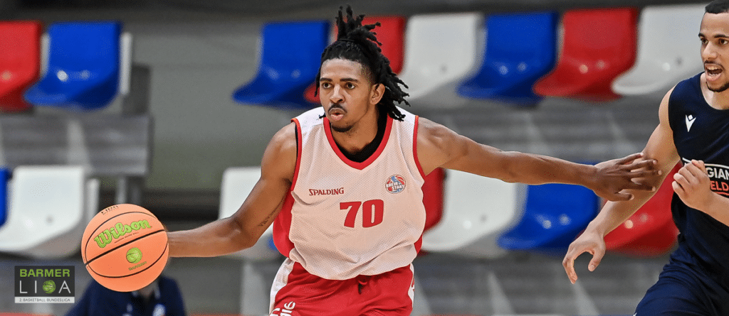 Basketballspieler der RheinStars Köln mit Nummer 70 dribbelt den Ball während eines Spiels.