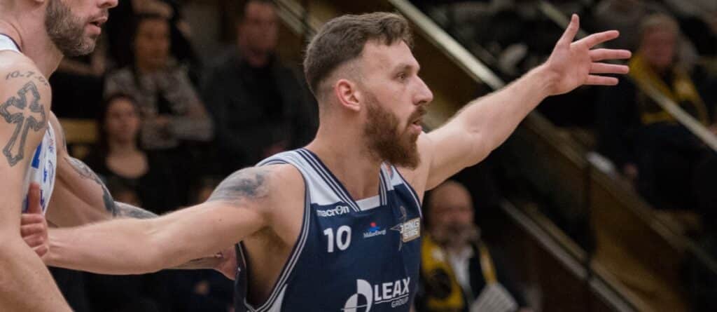 Basketballspieler der RheinStars Köln mit Nummer 10 gestikuliert während eines Spiels.