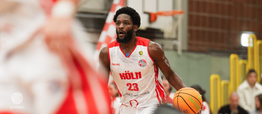 Basketballspieler der RheinStars Köln mit Nummer 23 dribbelt den Ball.