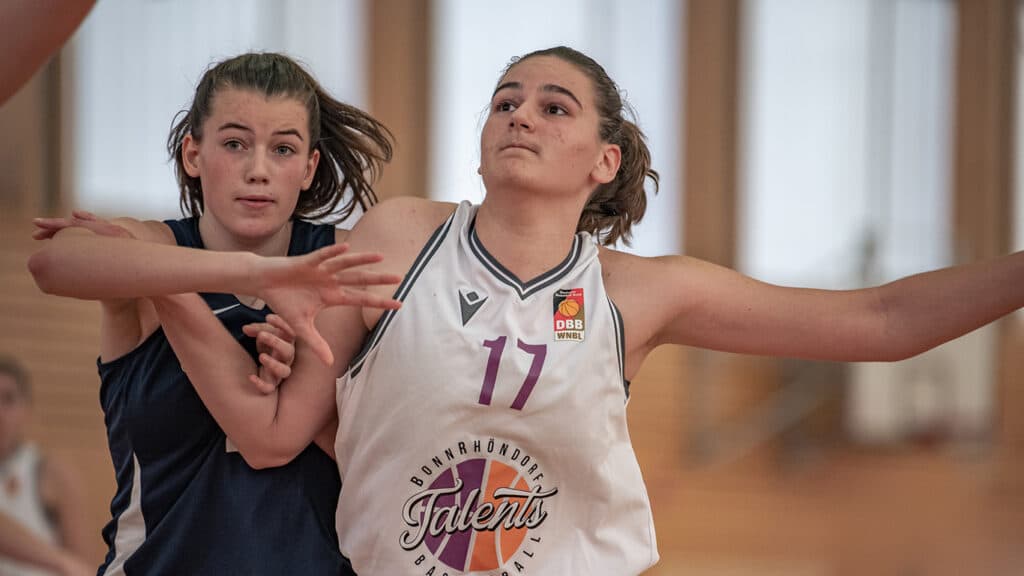 Basketballspielerin der RheinStars Köln mit Nummer 17 während eines Spiels, Abwehrposition mit ausgebreiteten Armen.