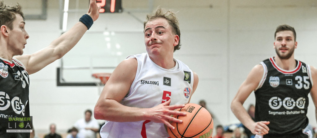 Basketballspieler der RheinStars Köln mit Nummer 5 dribbelt während eines Spiels.