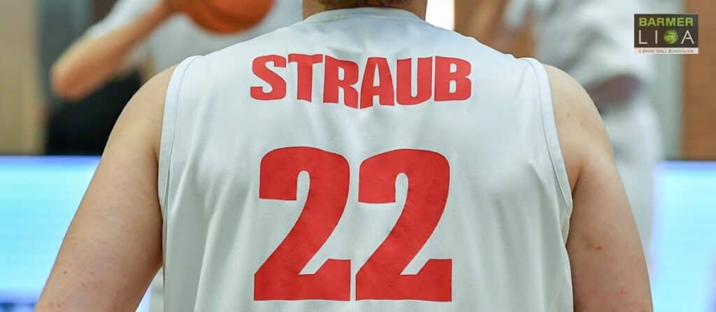 Rückansicht eines Basketballspielers der RheinStars Köln mit Trikot Nummer 22 „Straub".