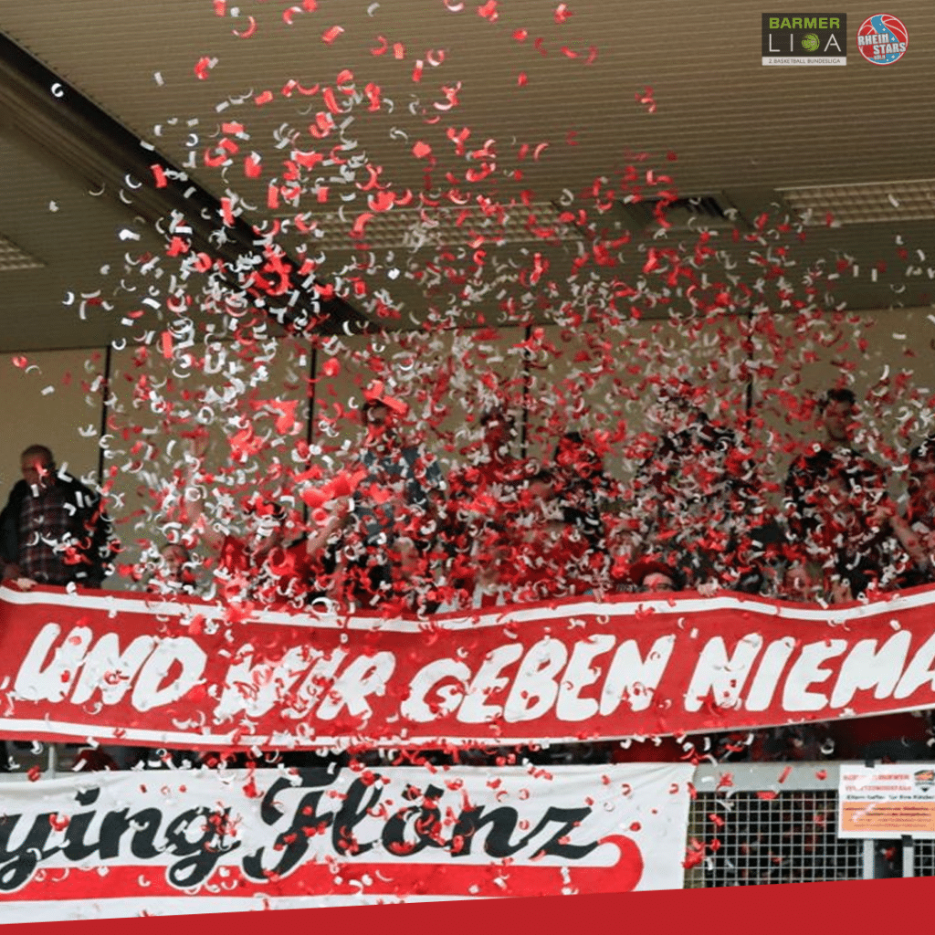 Konfetti regnet auf RheinStars-Köln-Fans in der Arena während Feierlichkeiten.
