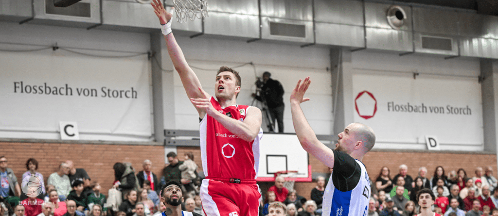 Basketballspieler der RheinStars Köln wirft Ball in Sporthalle Flossbach von Storch.