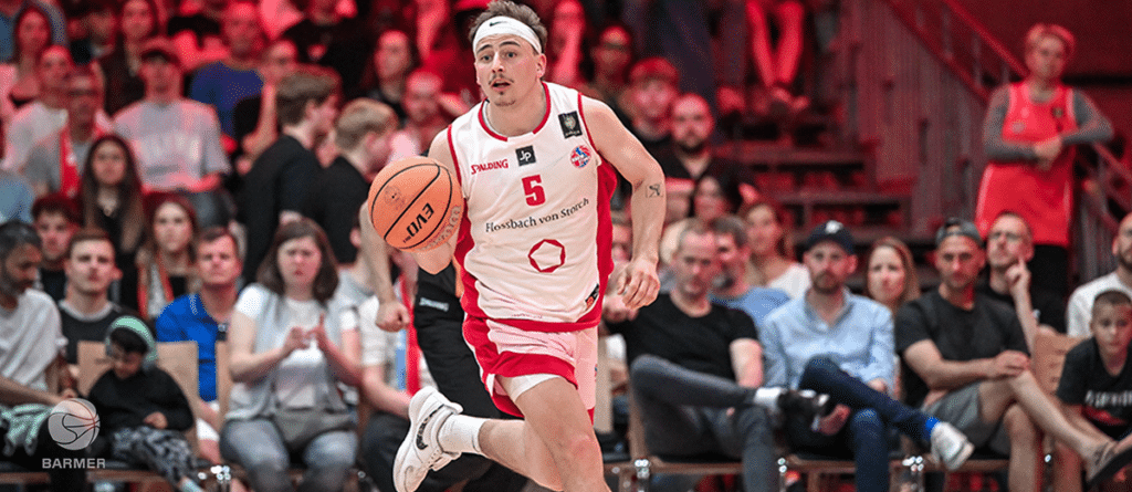 Basketballspieler der RheinStars Köln mit Nummer 5 dribbelt den Ball während eines Heimspiels.