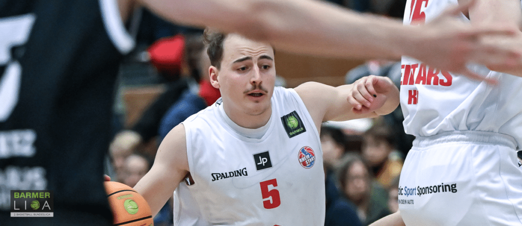 Basketballspieler der RheinStars Köln mit Nummer 5 während eines Spiels.