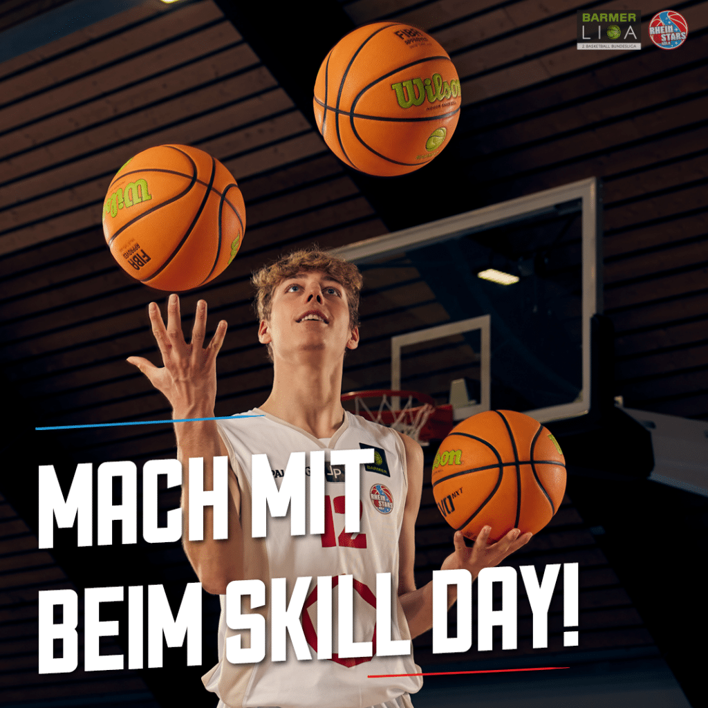 Junger Basketballspieler der RheinStars Köln jongliert drei Basketbälle in einer Sporthalle.