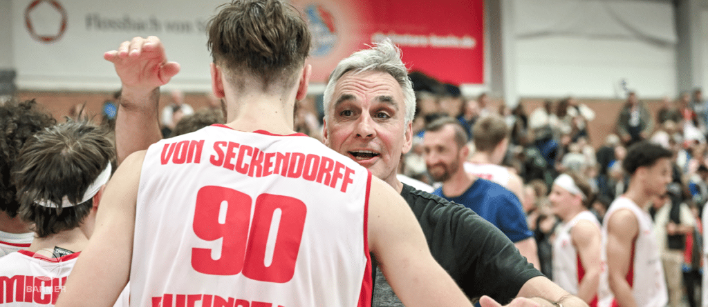 Trainer der RheinStars Köln jubelt mit Spieler von Seckendorff nach Sieg.