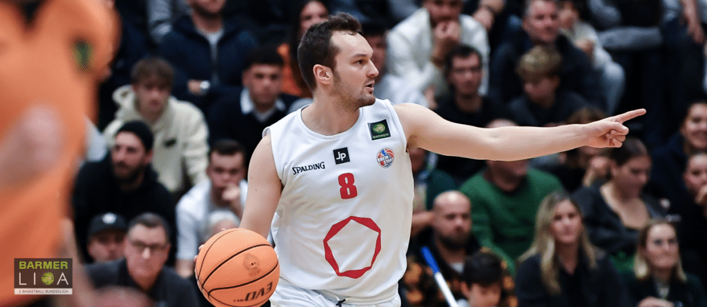 Basketballspieler der RheinStars Köln mit Nummer 8 dirigiert das Spiel.
