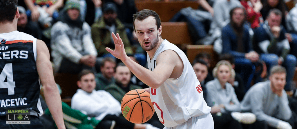 Basketballspieler der RheinStars Köln dribbelt mit Ball während eines Heimspiels.