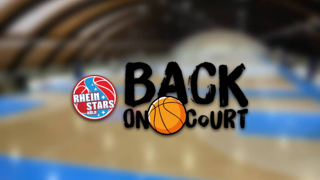Logo der RheinStars Köln mit Text "Back on Court" und Basketball auf unscharfem Hallenhintergrund.