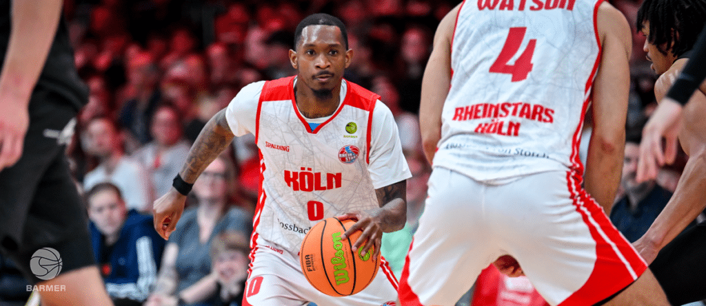 Basketballspieler der RheinStars Köln dribbelt während eines Heimspiels.